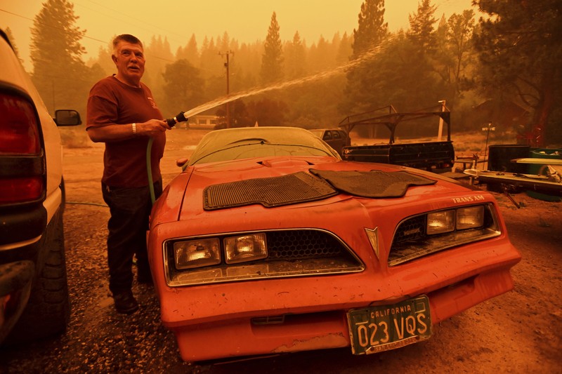 Kebakaran hutan di Plumas County, California Flames consume vehicles as the Dixie Fire tears through the Indian Falls community in Plumas County, Calif., Saturday, July 24, 2021. The fire destroyed multiple residences in the area. (AP Photo/Noah Berger)