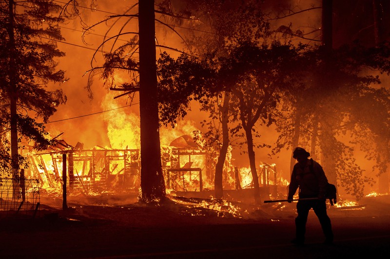 Kebakaran hutan di Plumas County, California Flames consume vehicles as the Dixie Fire tears through the Indian Falls community in Plumas County, Calif., Saturday, July 24, 2021. The fire destroyed multiple residences in the area. (AP Photo/Noah Berger)