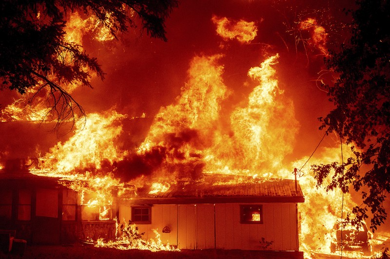 Kebakaran hutan di Plumas County, California Flames consume vehicles as the Dixie Fire tears through the Indian Falls community in Plumas County, Calif., Saturday, July 24, 2021. The fire destroyed multiple residences in the area. (AP Photo/Noah Berger)