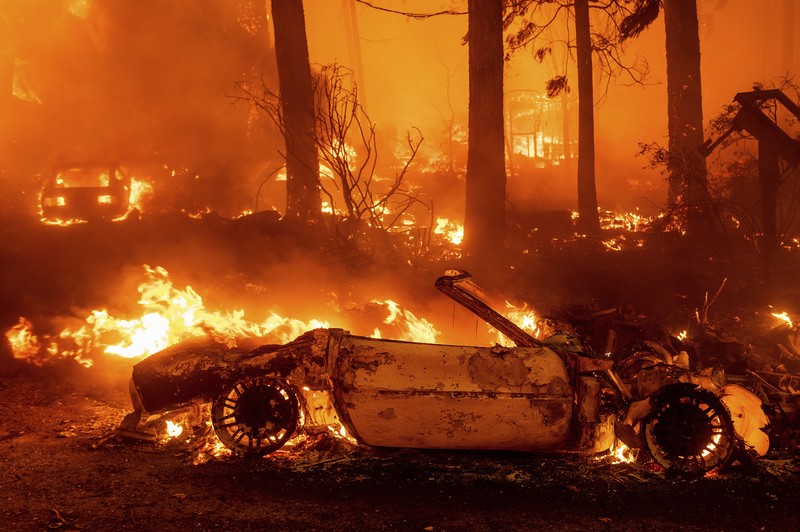 Kebakaran hutan di Plumas County, California Flames consume vehicles as the Dixie Fire tears through the Indian Falls community in Plumas County, Calif., Saturday, July 24, 2021. The fire destroyed multiple residences in the area. (AP Photo/Noah Berger)