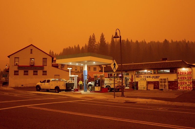 Kebakaran hutan di Plumas County, California Flames consume vehicles as the Dixie Fire tears through the Indian Falls community in Plumas County, Calif., Saturday, July 24, 2021. The fire destroyed multiple residences in the area. (AP Photo/Noah Berger)