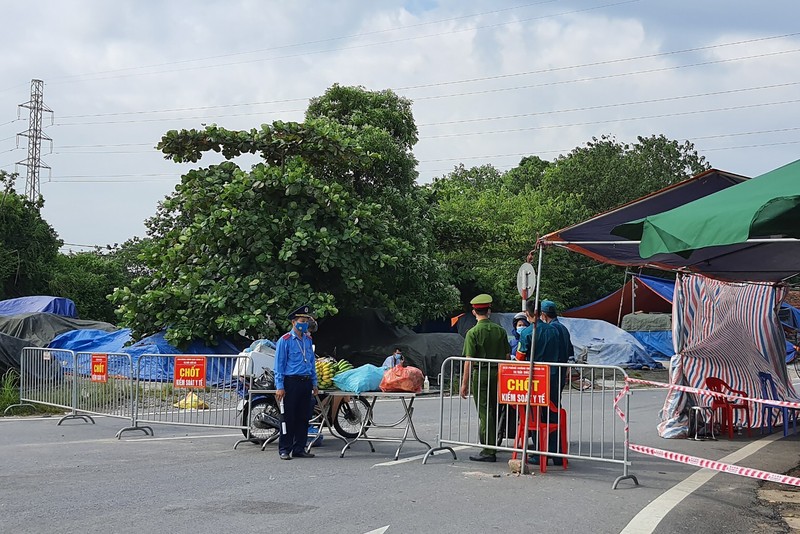 Lockdown di hanoi, Vietnam People are turned away at a checkpoint at an entrance to Hanoi, Vietnam, Saturday, July 24, 2021. Vietnam announced a 15-day lockdown in the capital Hanoi starting Saturday as a coronavirus surge spread from the southern Mekong Delta region. (AP Photo/Hieu Dinh)