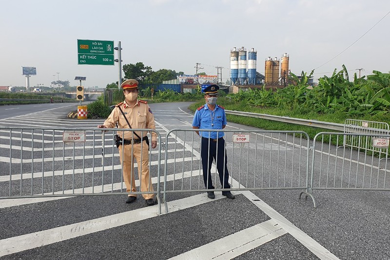 Lockdown di hanoi, Vietnam People are turned away at a checkpoint at an entrance to Hanoi, Vietnam, Saturday, July 24, 2021. Vietnam announced a 15-day lockdown in the capital Hanoi starting Saturday as a coronavirus surge spread from the southern Mekong Delta region. (AP Photo/Hieu Dinh)