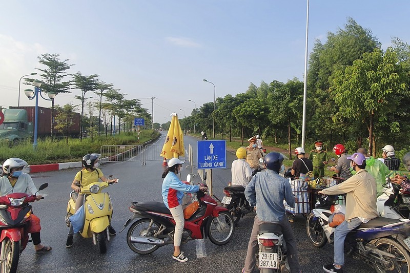 Lockdown di hanoi, Vietnam People are turned away at a checkpoint at an entrance to Hanoi, Vietnam, Saturday, July 24, 2021. Vietnam announced a 15-day lockdown in the capital Hanoi starting Saturday as a coronavirus surge spread from the southern Mekong Delta region. (AP Photo/Hieu Dinh)