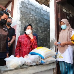 Risma Berang! Ada Penerima Bansos 'Dipotek' Rp 50 Ribu