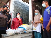Risma Berang! Ada Penerima Bansos 'Dipotek' Rp 50 Ribu