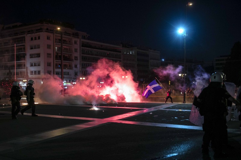 Demo tolak wajib vaksinasi COVID-19. di Yunani. (AP/Yorgos Karahalis) Demo tolak wajib vaksinasi COVID-19. di Yunani. (AP/Yorgos Karahalis)