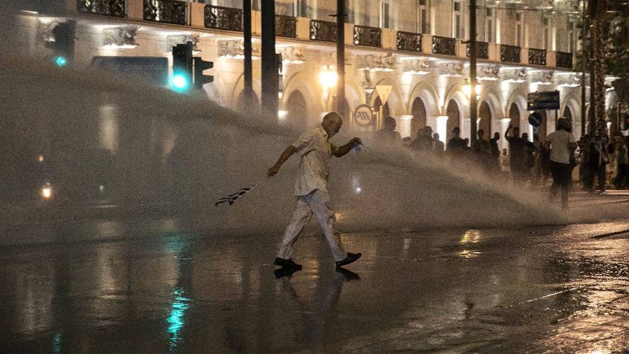 Demo tolak wajib vaksinasi COVID-19. di Yunani. (AP/Yorgos Karahalis)