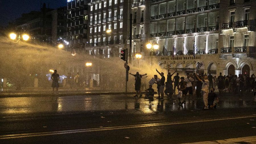 Demo tolak wajib vaksinasi COVID-19. di Yunani. (AP/Yorgos Karahalis)