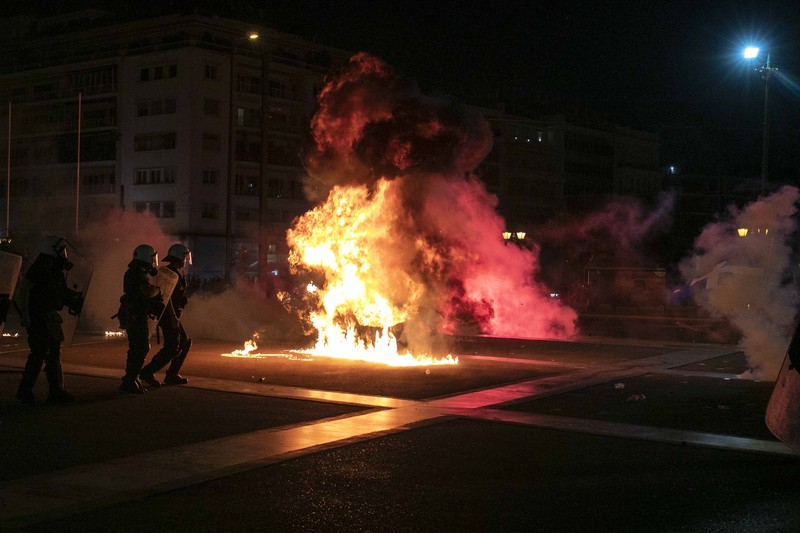 Demo tolak wajib vaksinasi COVID-19. di Yunani. (AP/Yorgos Karahalis) Demo tolak wajib vaksinasi COVID-19. di Yunani. (AP/Yorgos Karahalis)