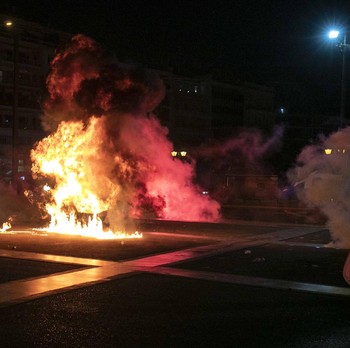 Yunani Panas, Potret Demo 'Bakar-bakaran' Kaum Antivaksin