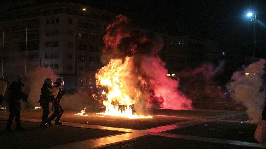Demo tolak wajib vaksinasi COVID-19. di Yunani. (AP/Yorgos Karahalis)