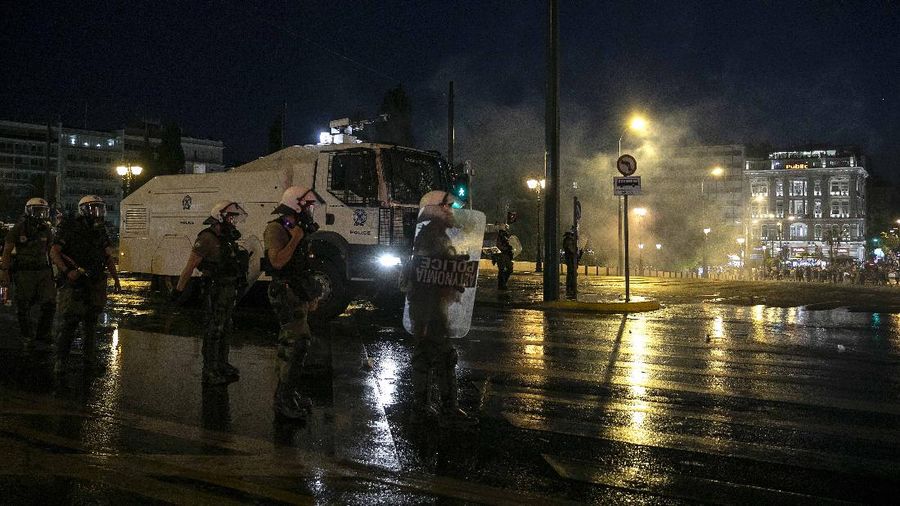 Demo tolak wajib vaksinasi COVID-19. di Yunani. (AP/Yorgos Karahalis)