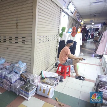 Intip Sepinya Pasar Tanah Abang Gegara Kewajiban Kartu Vaksin