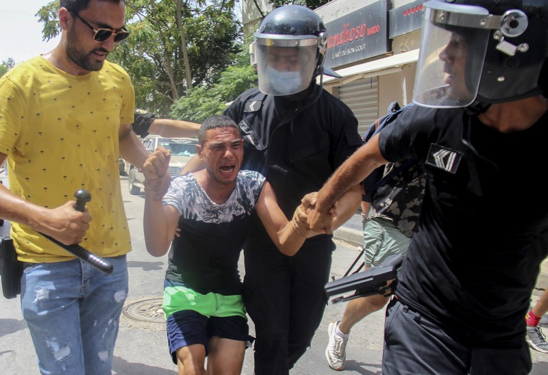 Tunisia ricuh saat penangan pandemi Covid-19. (AP/Hassene Dridi)