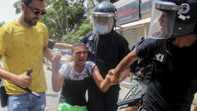 Tunisia ricuh saat penangan pandemi Covid-19. (AP/Hassene Dridi)