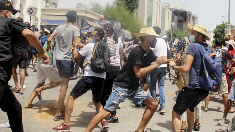 Tunisia ricuh saat penangan pandemi Covid-19. (AP/Hassene Dridi)