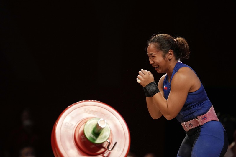 Emas pertama Filipina di ajang Olimpiade disumbangkan oleh lifter, Hidilyn Diaz. (AP/Luca Bruno)