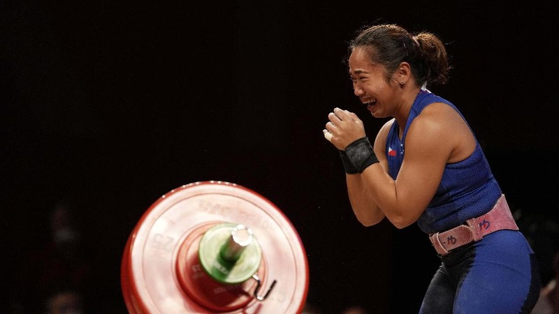 Emas pertama Filipina di ajang Olimpiade disumbangkan oleh lifter, Hidilyn Diaz. (AP/Luca Bruno)