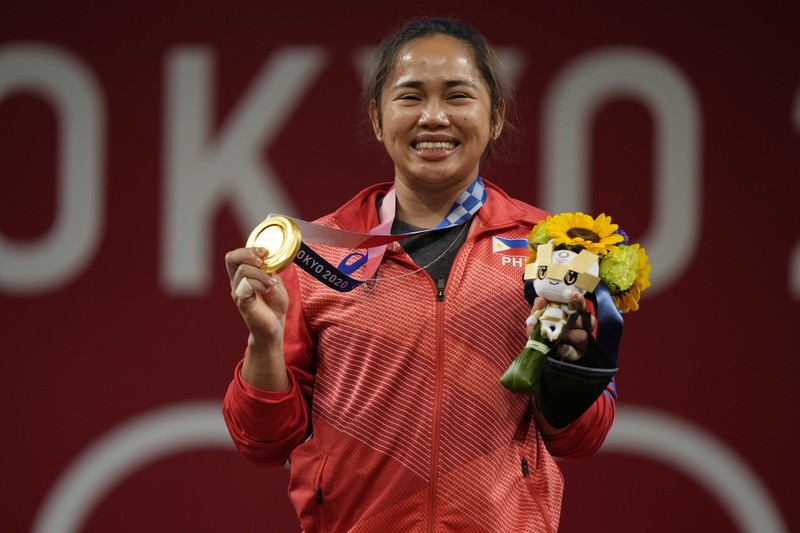 Emas pertama Filipina di ajang Olimpiade disumbangkan oleh lifter, Hidilyn Diaz. (AP/Luca Bruno)