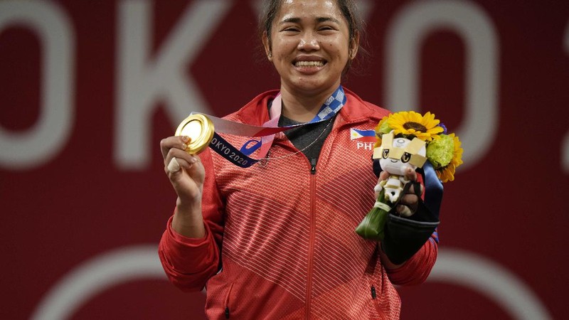 Emas pertama Filipina di ajang Olimpiade disumbangkan oleh lifter, Hidilyn Diaz. (AP/Luca Bruno)