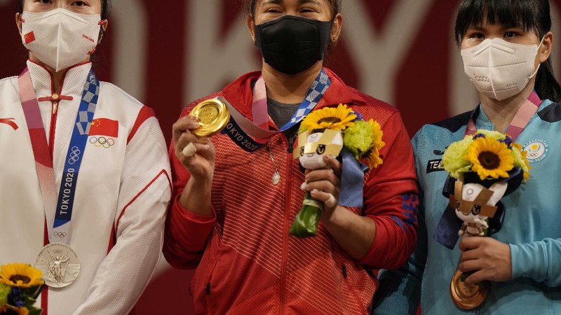 Emas pertama Filipina di ajang Olimpiade disumbangkan oleh lifter, Hidilyn Diaz. (AP/Luca Bruno)