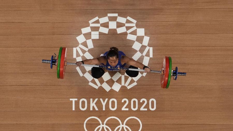 Emas pertama Filipina di ajang Olimpiade disumbangkan oleh lifter, Hidilyn Diaz. (AP/Luca Bruno)