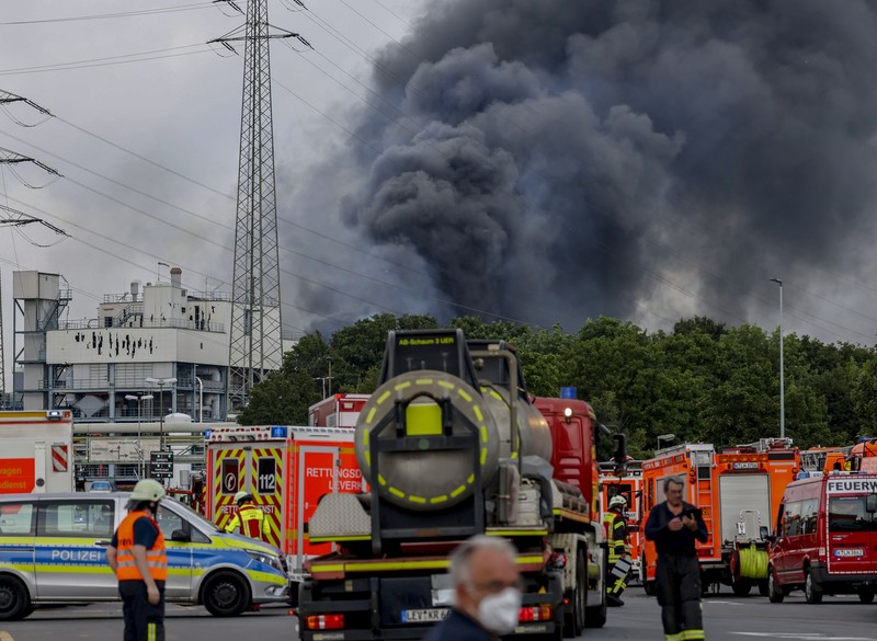 Ledakan besar mengguncang kawasan industri kimia di kota Leverkusen, Jerman. (AP/Oliver Berg) Ledakan besar mengguncang kawasan industri kimia di kota Leverkusen, Jerman. (AP/Oliver Berg)