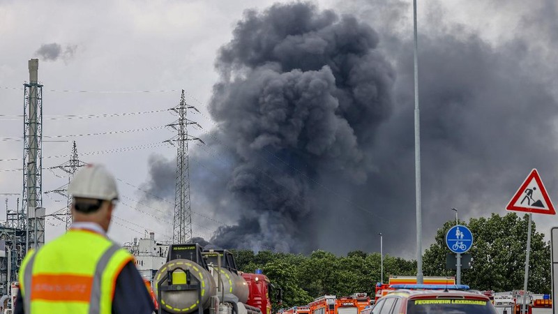 Ledakan besar mengguncang kawasan industri kimia di kota Leverkusen, Jerman. (AP/Oliver Berg)