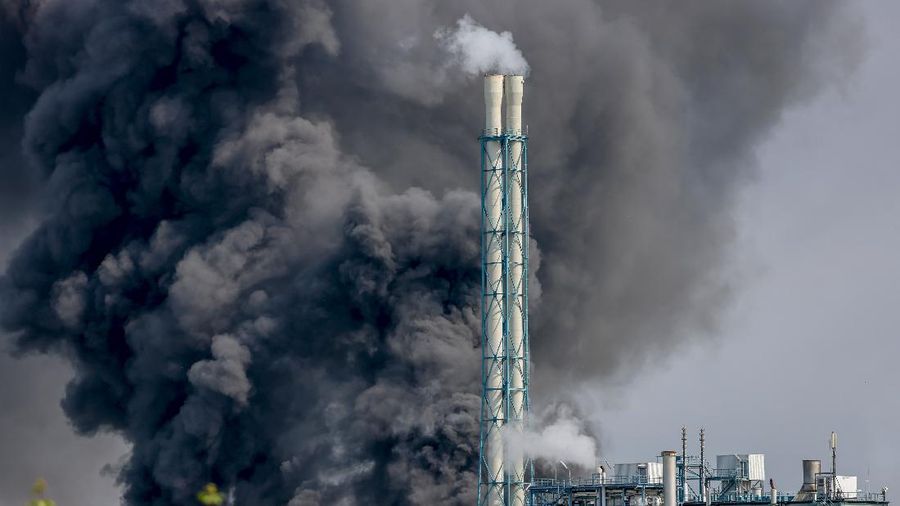Ledakan besar mengguncang kawasan industri kimia di kota Leverkusen, Jerman. (AP/Oliver Berg)