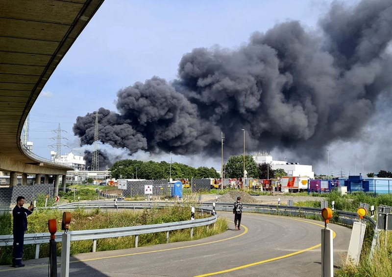 Ledakan besar mengguncang kawasan industri kimia di kota Leverkusen, Jerman. (AP/Oliver Berg) Ledakan besar mengguncang kawasan industri kimia di kota Leverkusen, Jerman. (AP/Oliver Berg)
