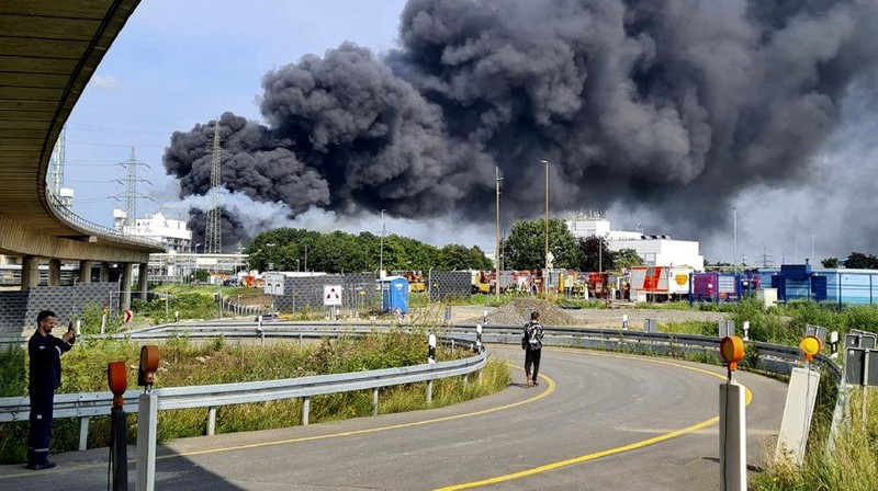 Ledakan besar mengguncang kawasan industri kimia di kota Leverkusen, Jerman. (AP/Oliver Berg)