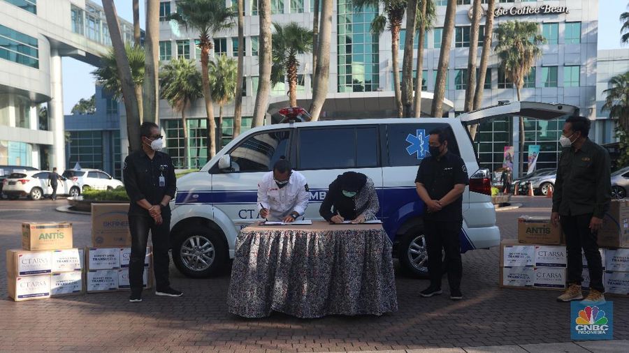 Penyaluran donasi penanggulangan Covid-19 CT ARSA. (CNBC Indonesia/Andrean Kristianto)