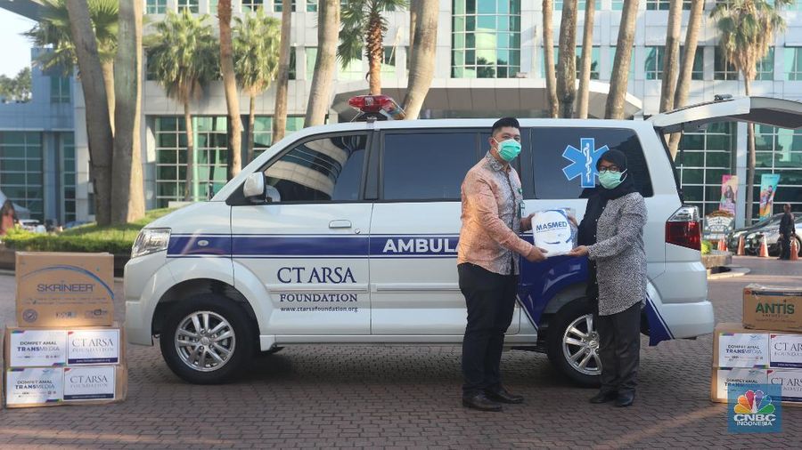 Penyaluran donasi penanggulangan Covid-19 CT ARSA. (CNBC Indonesia/Andrean Kristianto)