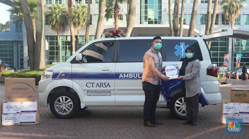 Penyaluran donasi penanggulangan Covid-19 CT ARSA. (CNBC Indonesia/Andrean Kristianto)