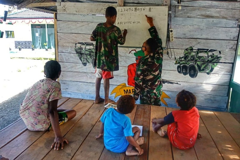 Satgas Yonif 512/QY Ajak Belajar Anak-anak Papua Yang Datang Ke Pos Perbatasan. (Dok: Satgas Yonif 512/QY) Satgas Yonif 512/QY Ajak Belajar Anak-anak Papua Yang Datang Ke Pos Perbatasan. (Dok: Satgas Yonif 512/QY)