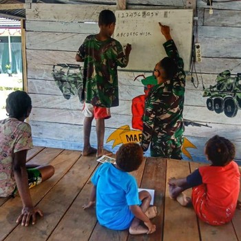 Potret Satgas Yonif 512/QY Ajak Belajar Anak-anak Papua