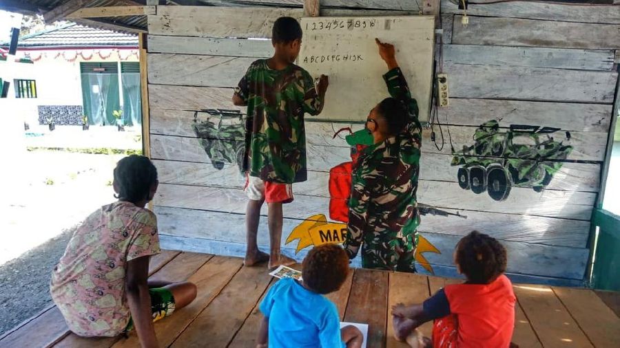 Satgas Yonif 512/QY Ajak Belajar Anak-anak Papua Yang Datang Ke Pos Perbatasan. (Dok: Satgas Yonif 512/QY)