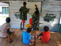 Potret Satgas Yonif 512/QY Ajak Belajar Anak-anak Papua