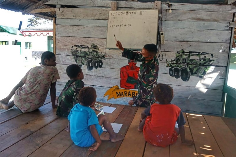 Satgas Yonif 512/QY Ajak Belajar Anak-anak Papua Yang Datang Ke Pos Perbatasan. (Dok: Satgas Yonif 512/QY)
