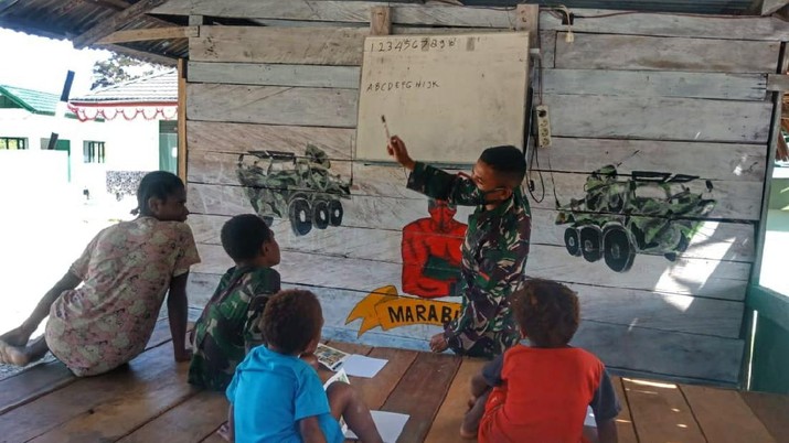 Satgas Yonif 512/QY Ajak Belajar Anak-anak Papua Yang Datang Ke Pos Perbatasan. (Dok: Satgas Yonif 512/QY)