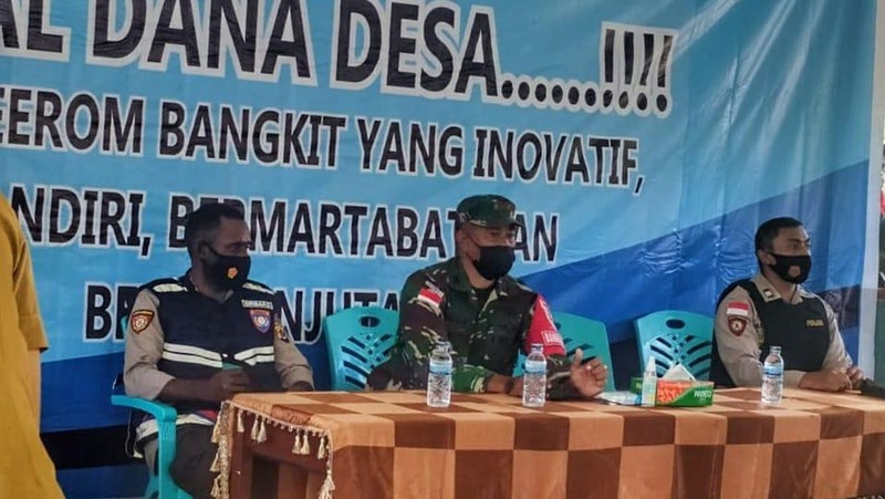 Satgas Yonif 512/QY Ajak Belajar Anak-anak Papua Yang Datang Ke Pos Perbatasan. (Dok: Satgas Yonif 512/QY)
