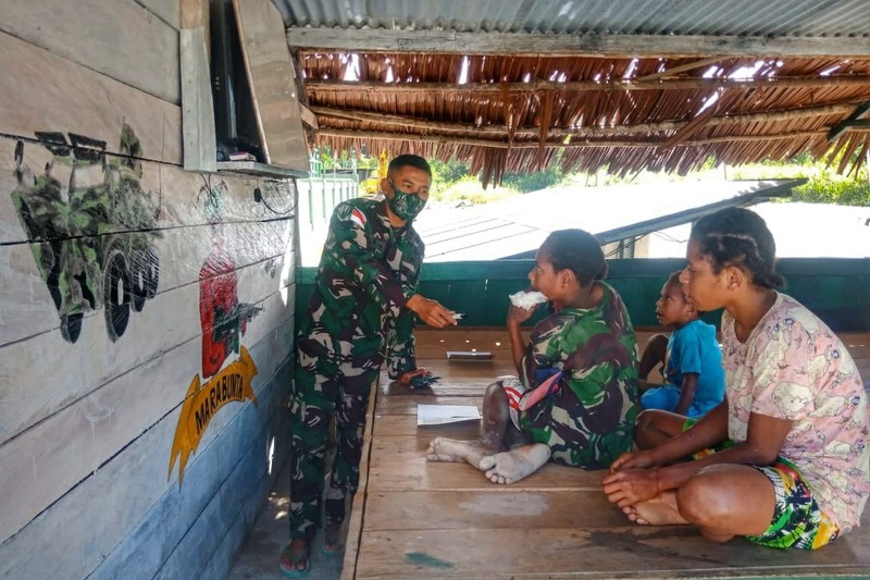 Satgas Yonif 512/QY Ajak Belajar Anak-anak Papua Yang Datang Ke Pos Perbatasan. (Dok: Satgas Yonif 512/QY) Satgas Yonif 512/QY Ajak Belajar Anak-anak Papua Yang Datang Ke Pos Perbatasan. (Dok: Satgas Yonif 512/QY)