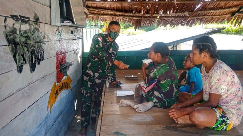 Satgas Yonif 512/QY Ajak Belajar Anak-anak Papua Yang Datang Ke Pos Perbatasan. (Dok: Satgas Yonif 512/QY)