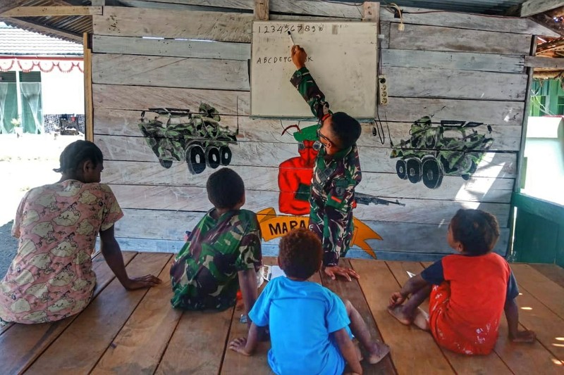 Satgas Yonif 512/QY Ajak Belajar Anak-anak Papua Yang Datang Ke Pos Perbatasan. (Dok: Satgas Yonif 512/QY) Satgas Yonif 512/QY Ajak Belajar Anak-anak Papua Yang Datang Ke Pos Perbatasan. (Dok: Satgas Yonif 512/QY)