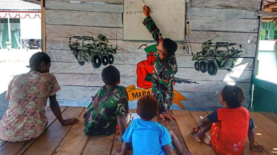 Satgas Yonif 512/QY Ajak Belajar Anak-anak Papua Yang Datang Ke Pos Perbatasan. (Dok: Satgas Yonif 512/QY)