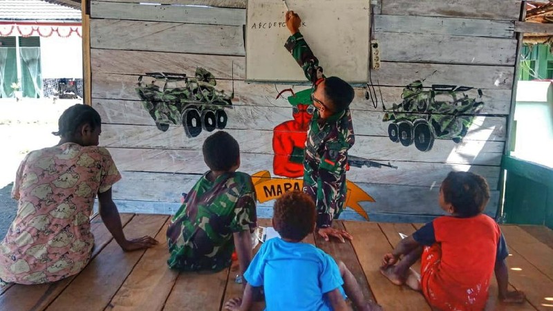 Satgas Yonif 512/QY Ajak Belajar Anak-anak Papua Yang Datang Ke Pos Perbatasan. (Dok: Satgas Yonif 512/QY)