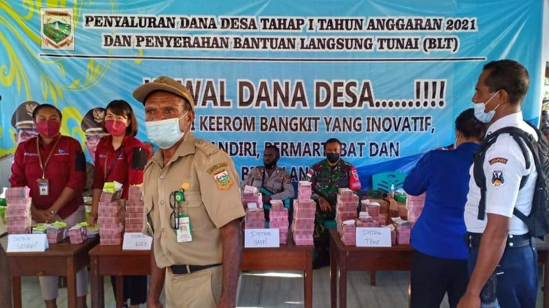 Satgas Yonif 512/QY Ajak Belajar Anak-anak Papua Yang Datang Ke Pos Perbatasan. (Dok: Satgas Yonif 512/QY)