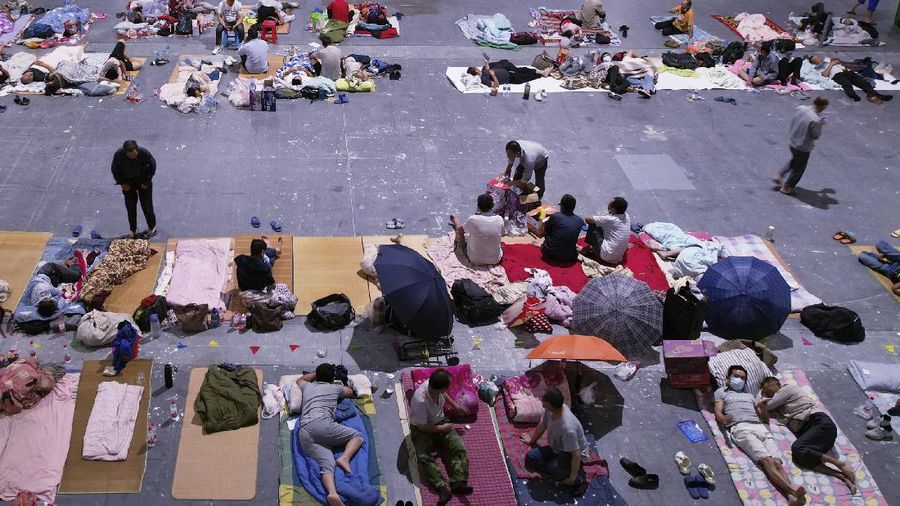 Shanghai evakuasi ratusan ribu warga ditengah hantaman badai Topan In Fa. (Chinatopix via AP)