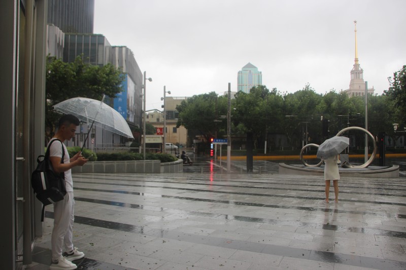 Shanghai evakuasi ratusan ribu warga ditengah hantaman badai Topan In Fa. (Chinatopix via AP) Shanghai evakuasi ratusan ribu warga ditengah hantaman badai Topan In Fa. (Chinatopix via AP)